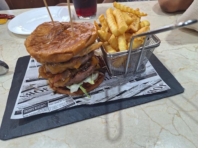 Hamburguesa doble con patatas