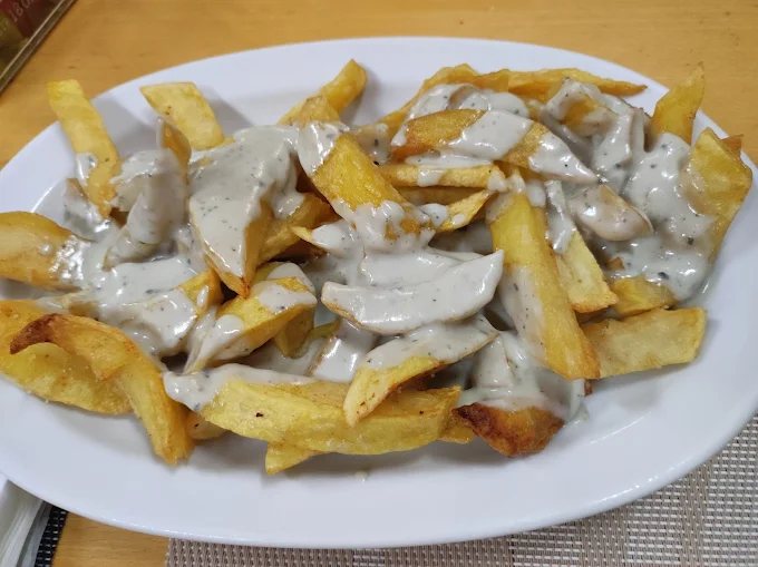 Patatas con salsa de la casa